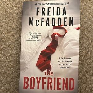Freida McFadden 'The Boyfriend' Book